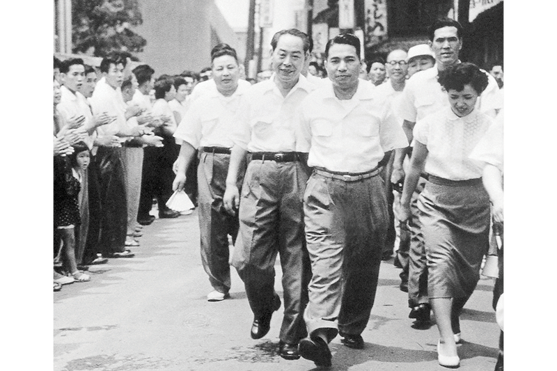 Daisaku Ikeda (centre) with his wife Kaneko by his side, just after his release from prison in Osaka on 17 July 1957.
